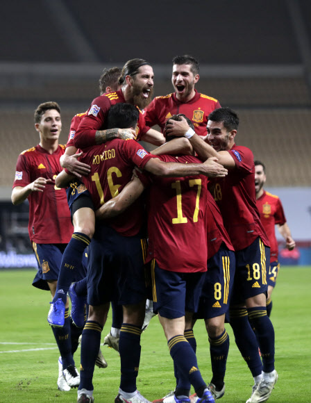 스페인 축구 대표팀이 18일 새벽 열린 유럽 네이션스리그 독일과의 경기에서 6-0 대승을 함께 기뻐하고 있다. AP 연합뉴스