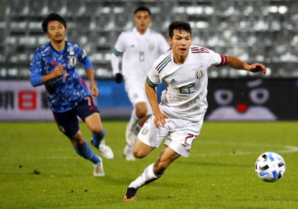멕시코 축구대표팀의 이르빙 로사노가 18일 새벽 오스트리아에서 열린 일본과의 평가전에서 공을 몰고 있다. 로이터 연합뉴스
