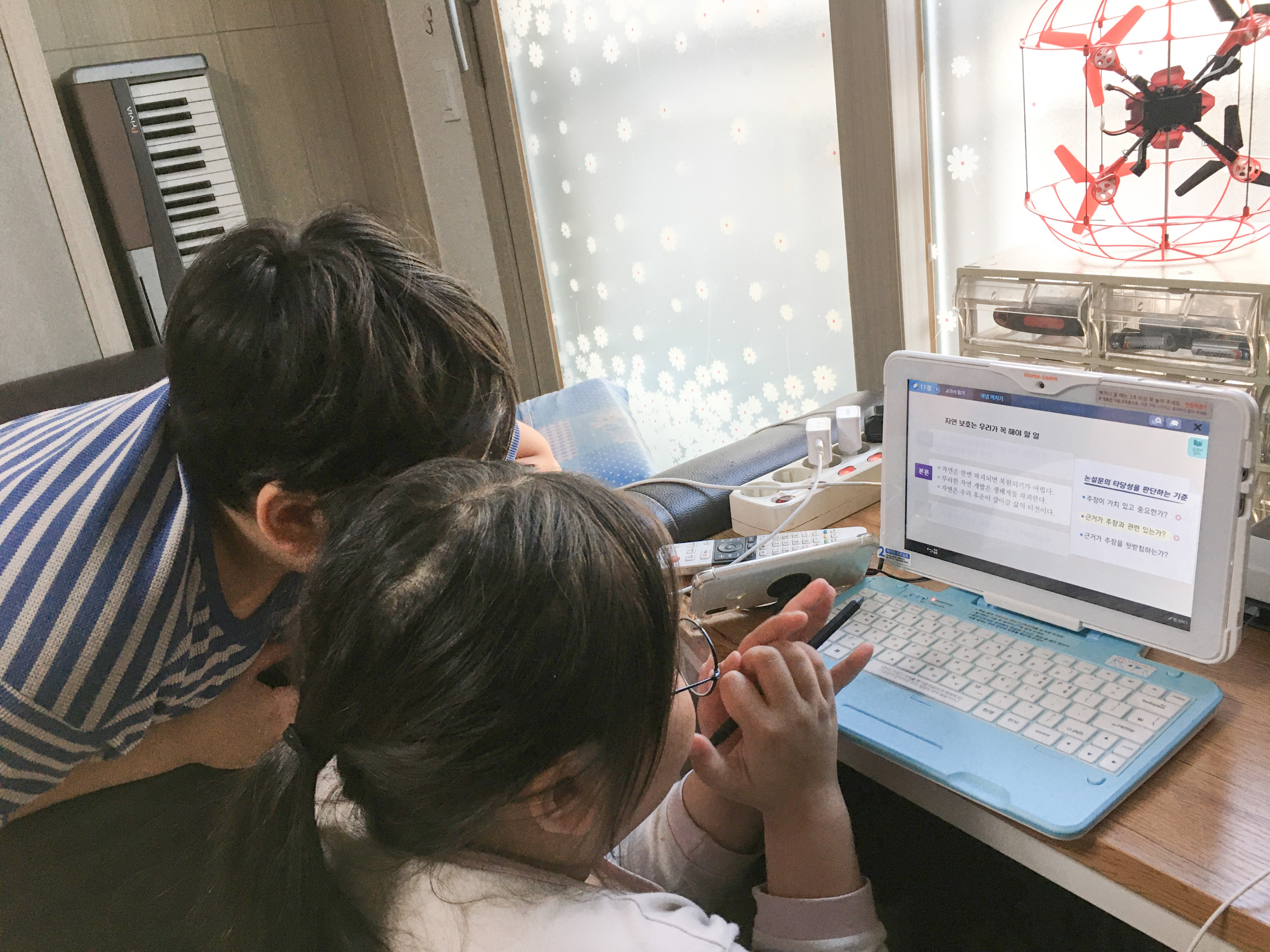 서울 서초구의 한 가정에서 AI 학습기로 AI스마트스쿨링을 이용하고 있다.  서초구 제공