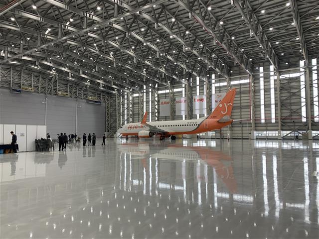 지난 17일 경남 사천에 있는 한국항공서비스(캠스) 신공장 준공식 현장에 제주항공 비행기(B737)가 서 있다.