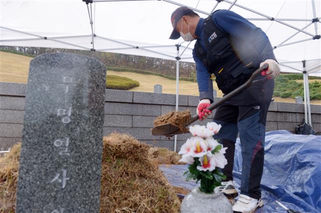 ‘광주 5월 행불자’ 유전자 시료 채취하는 5·18조사위