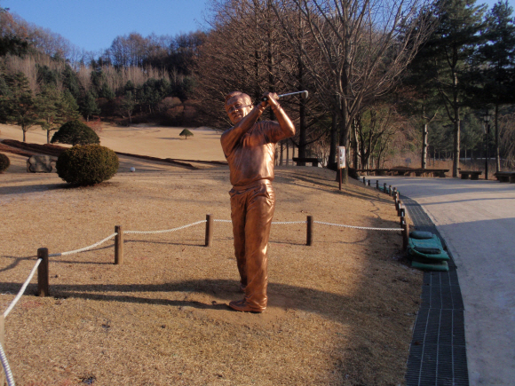 청남대의 골프 치는 노태우 전 대통령 동상. 청동을 소재로 제작한 이 동상은 실제 인물과 크기가 같다. 서울신문 포토라이브러리