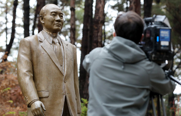 전두환 동상 목 줄톱에 훼손