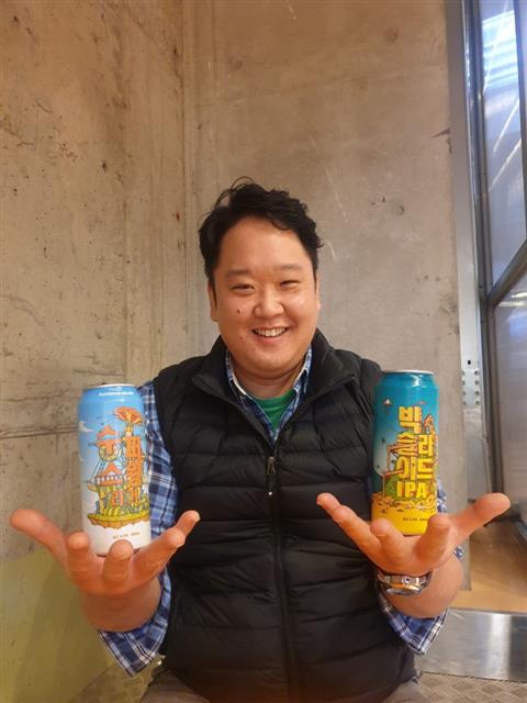 김재현 플레이그라운드 이사가 19일 서울 강남구의 한 카페에서 최근 편의점에 입점한 맥주를 들고 포즈를 취하고 있다.