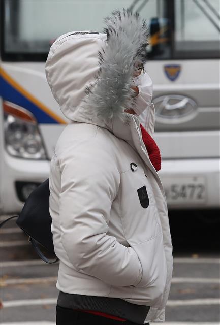 전국 아침 기온은 전날보다 10도 이상 큰 폭으로 떨어진 20일 서울 광화문 광장 인근에서 한 시민이 잔뜩 움츠린 채 출근하고 있다. 기상청은 이날 아침 기온은 -1~11도로 전날의 13~23도 보다 중부지방과 전라도는 15도 이상, 그 밖의 지역은 10도 이상 큰 폭으로 떨어지겠다고 예보했다. 2020.11.20 뉴스1