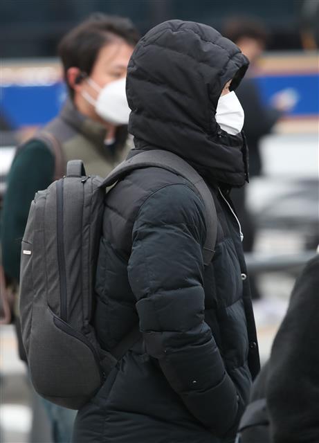 전국 아침 기온이 전날보다 10도 이상 큰 폭으로 떨어진 20일 서울 광화문 광장 인근에서 시민들이 잔뜩 움츠린 채 출근하고 있다. 기상청은 이날 아침 기온은 -1~11도로 전날의 13~23도 보다 중부지방과 전라도는 15도 이상, 그 밖의 지역은 10도 이상 큰 폭으로 떨어지겠다고 예보했다. 2020.11.20 뉴스1