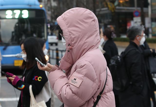 전국 아침 기온은 전날보다 10도 이상 큰 폭으로 떨어진 20일 서울 광화문 광장 인근에서 시민들이 잔뜩 움츠린 채 출근하고 있다. 기상청은 이날 아침 기온은 -1~11도로 전날의 13~23도 보다 중부지방과 전라도는 15도 이상, 그 밖의 지역은 10도 이상 큰 폭으로 떨어지겠다고 예보했다. 2020.11.20 뉴스1