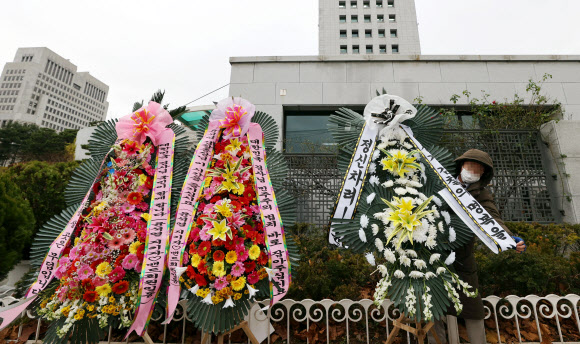 20일 서울 서초구 대검찰청 정문 앞에 윤석열 검찰총장을 향한 화환과 근조화환이 놓여있다. 2020.11.20  연합뉴스