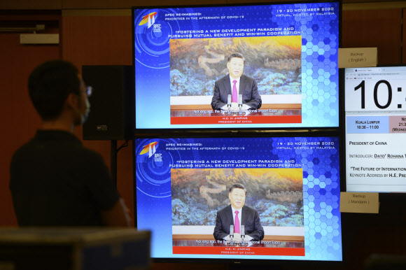 시진핑 중국 국가주석이 화상회의로 열린 2020 APEC 정상회담에 앞서 기조연설을 하고 있는 모습. AP 연합뉴스