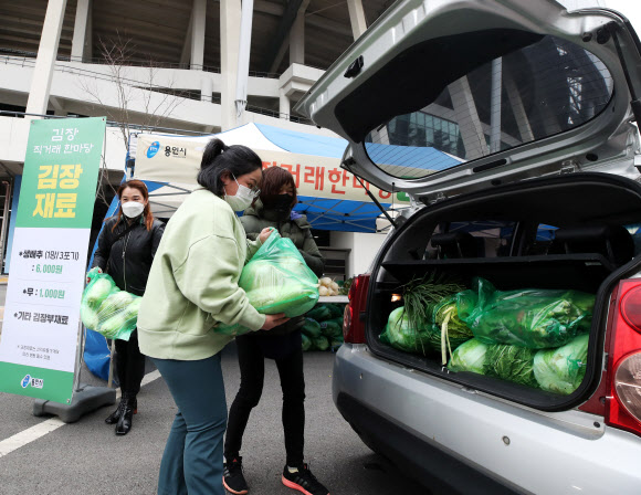 20일 오전 경기도 용인시 처인구 용인미르스타디움 주차장에서 열린 ‘김장 직거래 한마당’을 찾은 시민들이 드라이브 스루 방식으로 김장 재료를 구매하고 있다. 2020.11.20  연합뉴스