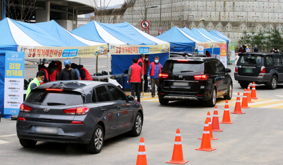 20일 오전 경기도 용인시 처인구 용인미르스타디움 주차장에서 열린 ‘김장 직거래 한마당’을 찾은 시민들이 드라이브 스루 방식으로 김장 김치 및 재료를 구매하고 있다. 2020.11.20  연합뉴스