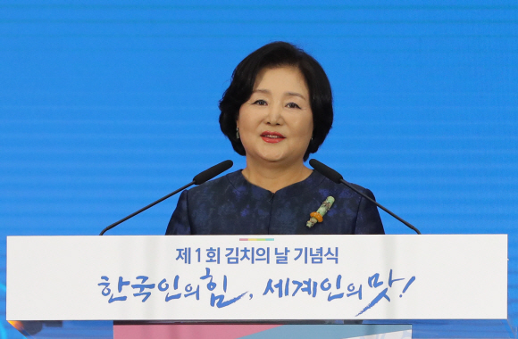 김정숙 여사가 20일 오후 서울 중구 농협중앙회 대강당에서 열린 ‘제1회 김치의 날‘ 기념식에서 축사를 하고 있다. ‘김치의 날’은 식품으로서는 유일한 법정기념일로, 지난 2월 ‘김치산업진흥법’ 개정을 통해 매해 11월 22일을 김치의 날로 지정했으며, 다양한 재료가 하나(1) 하나(1)가 모여서 22가지 효능을 발휘한다는 의미를 담고 있다. 2020.11.20.   도준석기자 pado@seoul.co.kr