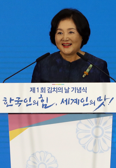 김정숙 여사가 20일 오후 서울 중구 농협중앙회 대강당에서 열린 ‘제1회 김치의 날‘ 기념식에서 축사를 하고 있다. ‘김치의 날’은 식품으로서는 유일한 법정기념일로, 지난 2월 ‘김치산업진흥법’ 개정을 통해 매해 11월 22일을 김치의 날로 지정했으며, 다양한 재료가 하나(1) 하나(1)가 모여서 22가지 효능을 발휘한다는 의미를 담고 있다. 2020.11.20.   도준석기자 pado@seoul.co.kr