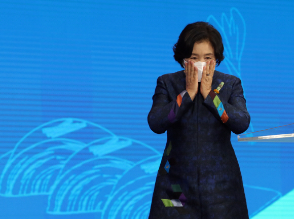 김정숙 여사가 20일 오후 서울 중구 농협중앙회 대강당에서 열린 ‘제1회 김치의 날‘ 기념식에서 축사를 한 뒤 마스크를 고쳐쓰며 연단에서 내려오고 있다. ‘김치의 날’은 식품으로서는 유일한 법정기념일로, 지난 2월 ‘김치산업진흥법’ 개정을 통해 매해 11월 22일을 김치의 날로 지정했으며, 다양한 재료가 하나(1) 하나(1)가 모여서 22가지 효능을 발휘한다는 의미를 담고 있다. 2020.11.20.   도준석기자 pado@seoul.co.kr