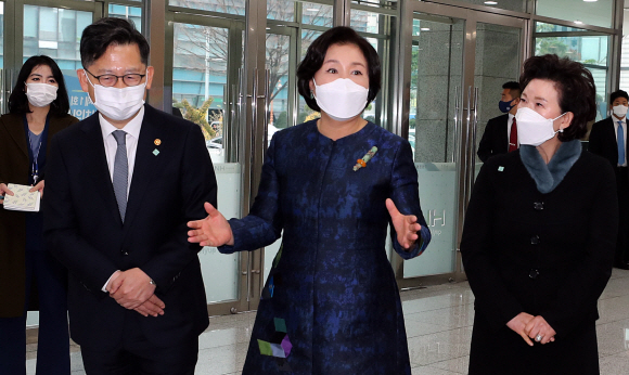 김정숙 여사가 20일 오후 서울 농협중앙회에서 열린 제1회 김치의 날 기념식에 앞서 전시된 김치를 보고 있다. 왼쪽부터 김현수 농림축산식품부 장관, 김정숙 여사, 이인자 대한민국김치협회 회장. ‘김치의 날’은 식품으로서는 유일한 법정기념일로, 지난 2월 ‘김치산업진흥법’ 개정을 통해 매해 11월 22일을 김치의 날로 지정했으며, 다양한 재료가 하나(1) 하나(1)가 모여서 22가지 효능을 발휘한다는 의미를 담고 있다. 2020.11.20.  도준석기자 pado@seoul.co.kr