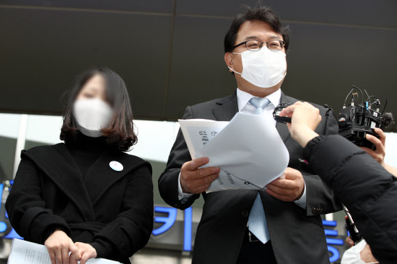 서해 소연평도 북측 해역에서 북한군에 피격돼 사망한 해양수산부 소속 공무원 A 씨의 법률대리인 김기윤 변호사가 20일 오후 서울 중구 국가인권위원회 앞에서 더불어민주당 신동근 의원과 김홍희 해양경찰청장 등을 상대로 인권위에 진정서를 제출하기에 앞서 기자회견을 하고 있다. 이날 기자회견에는 미성년자 이군의 대리인 자격으로 전 부인인 권 모씨가 참석했다. 2020.11.20  연합뉴스