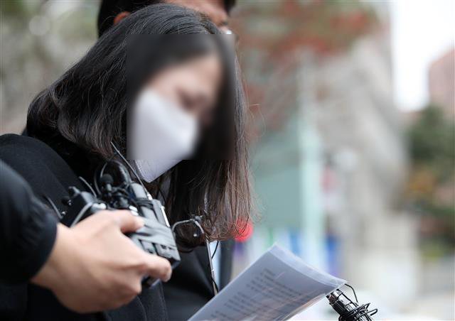 20일 오후 서울 중구 서울 국가인권위원회에서 열린 ‘피살 공무원 아들의 국가인권회 진정신청 기자회견’에서 해양수산부 공무원 고 이모씨 유족 측을 대표해 이모씨의 전 부인이 입장을 밝히고 있다.  북한군에 의해 피살된 공무원의 아들은 신동근 더불어민주당 의원과 김홍희 해양경찰청장 등을 상대로 국가인권위원회(인권위)에 진정서를 접수했다. 2020.11.20 뉴스1