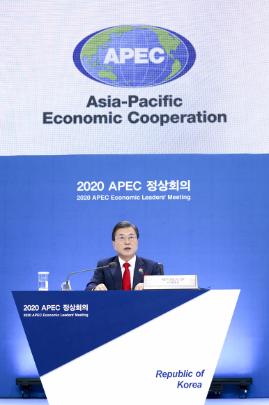 문재인 대통령이 20일 저녁 청와대에서 화상으로 열린 아시아태평양경제협력체(APEC·아펙) 정상회의에서 모두발언을 하고 있다.  2020.11.20. 도준석 기자 pado@seoul.co.kr
