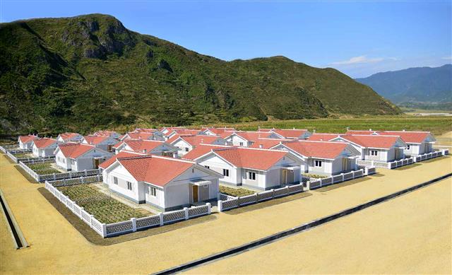 북한 수도당원사단이 수해 지역에 새로 지은 살림집