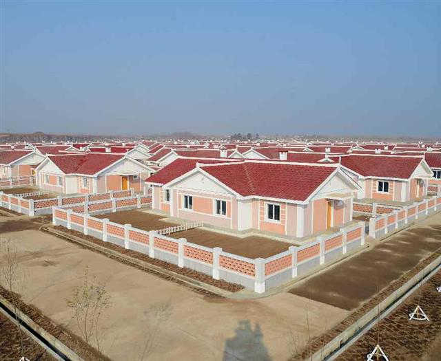 북한의 수해 지역에 새로 지어진 살림집