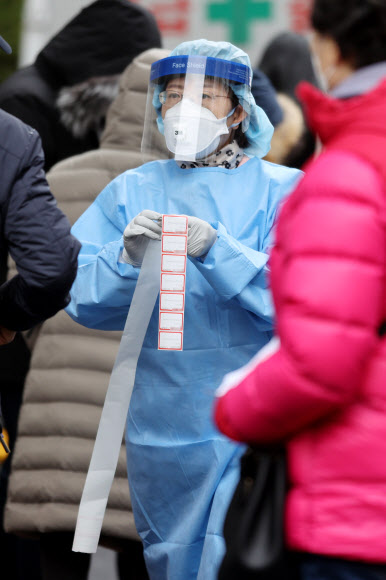 길게 늘어선 코로나19 대기자 명단