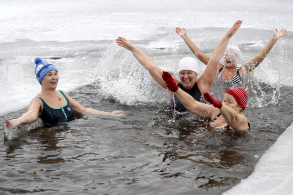 지역 냉수 훈련과 겨울 수영 공동체의 여성들이 21일(현지시간) 러시아 노보시비르스크의 꽁꽁 언 블라이우드세 호수 속에서 물놀이를 하고 있다. 타스 연합뉴스