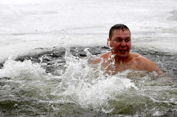 지역 냉수 훈련과 겨울 수영 공동체의 한 남성이 21일(현지시간) 러시아 노보시비르스크의 꽁꽁 언 블라이우드세 호수 속에서 수영을 하고 있다. 타스 연합뉴스