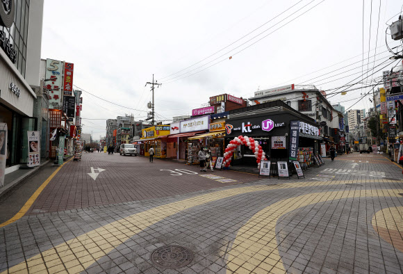 확진자 증가에 홍대거리 ‘조용’