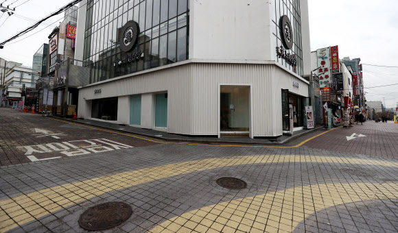 또다시 코로나 공포, 텅빈 홍대거리