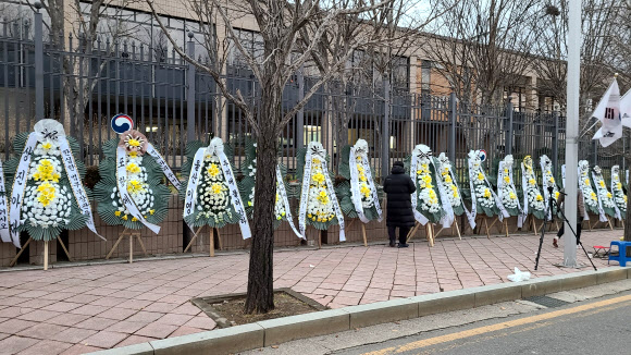 22일 과천 법무부 청사 밖에 자유연대 회원 등이 보낸 근조 화환이 놓여있다. 2020.11.22  자유연대 제공