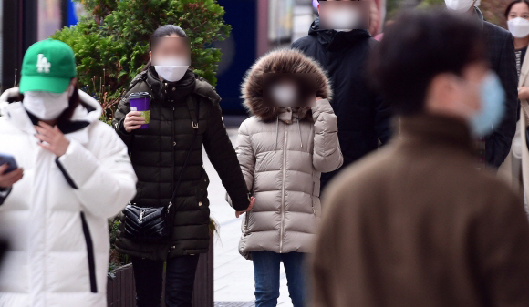 22일 서울 서초구 강남역 근처에서 시민들이 두꺼운 외투를 입고 길을 걷고 있다. 기상청은 23일 전국의 아침 최저기온이 영하 6도~영상 7도의 분포를 보일 것이라고 예보했다. 박윤슬 기자 seul@seoul.co.kr