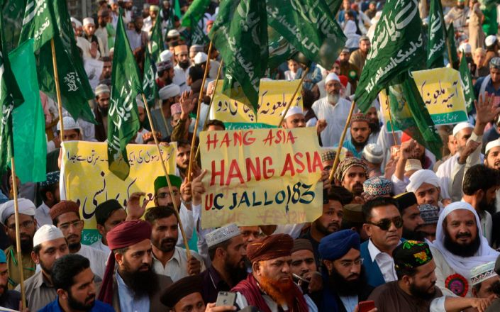 파키스탄 남성들이 신성을 모독한 혐의로 아시아 비비가 사형 선고를 받고 수감됐지만 집행이 되지 않자 ‘목 매달아’라고 주장하는 플래카드를 들어 보이며 시위를 벌이고 있다. AFP 자료사진 