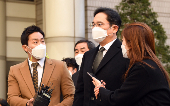 이재용 삼성전자 부회장이 23일 오후 서울 서초구 서울고법에서 열린 ‘국정농단’ 사건 파기환송심 재판에 출석하기 위해 법정으로 향하고 있다. 2020.11.23. 정연호 기자 tpgod@seoul.co.kr