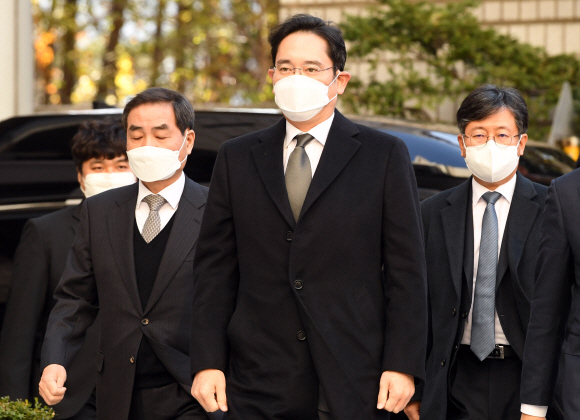 이재용 삼성전자 부회장이 23일 오후 서울 서초구 서울고법에서 열린 ‘국정농단’ 사건 파기환송심 재판에 출석하기 위해 법정으로 향하고 있다. 2020.11.23. 정연호 기자 tpgod@seoul.co.kr