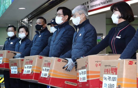 23일 서울중앙우체국에서 과학기술정보통신부 최기영 장관(왼쪽부터 여섯번째)과 민주당 신동근 의원(왼쪽부터 다섯번째) 등이 구멍손잡이가 있는 소포상자를 체험하고 있다. 2020. 11. 23. 정연호 기자tpgod@seoul.co.kr