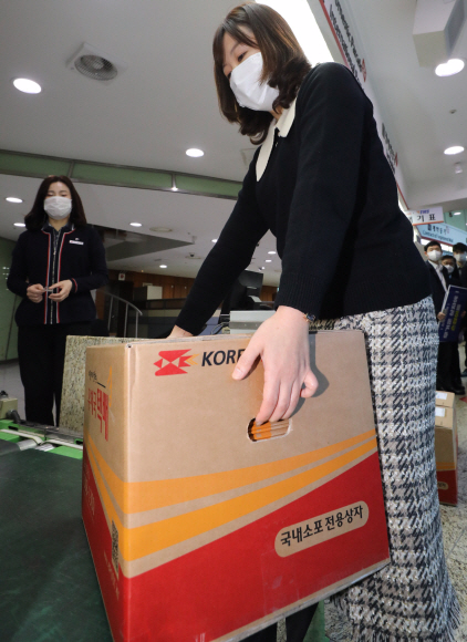 23일 서울중앙우체국에서 직원이 구멍손잡이가 있는 소포상자를 이용한 택배 접수를 시연해보고 있다. 2020. 11. 23. 정연호 기자tpgod@seoul.co.kr