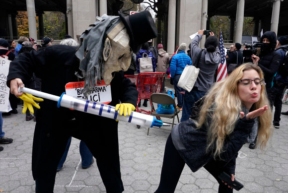 코로나19 백신 접종 퍼포먼스하는 뉴욕 록다운 반대 시위대