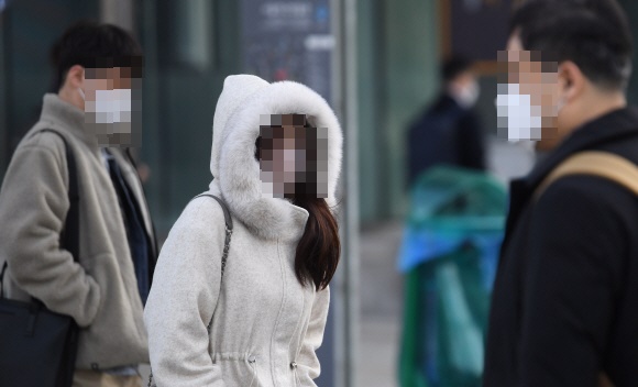 전국이 영하권으로 내려가는 등 추운 날씨를 보인 23일 서울 광화문에서 시민들이 두꺼운 옷을 입고 출근을 하고 있다. 2020. 11. 23 정연호 기자 tpgod@seoul.co.kr