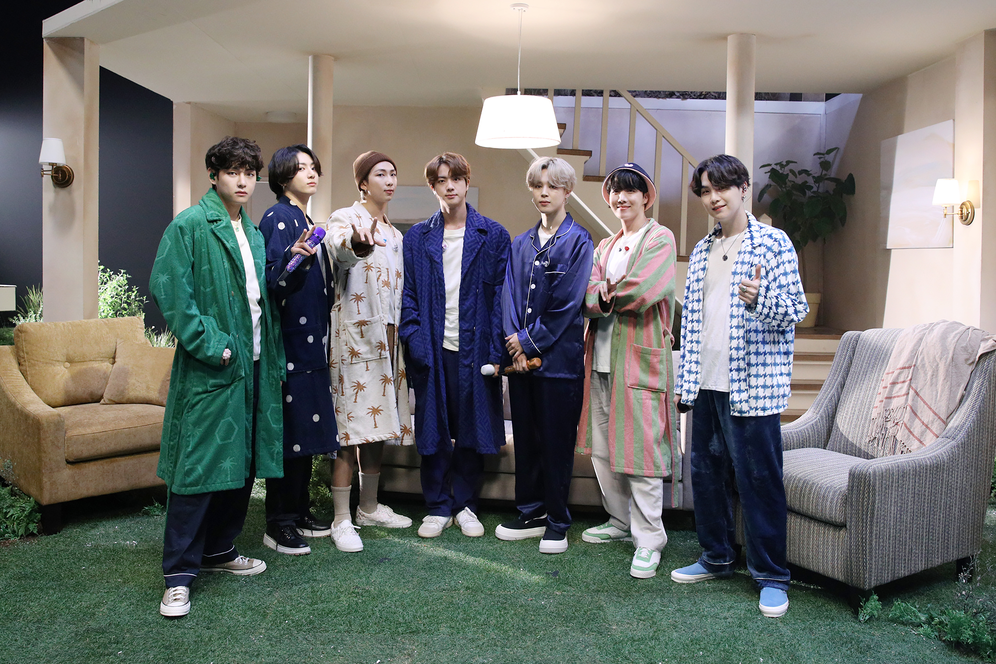 그룹 방탄소년단이 미국의 유명 TV 프로그램 ‘굿모닝 아메리카’에 출연해 인터뷰와 함께 신곡 무대를 선보였다. ABC 제공