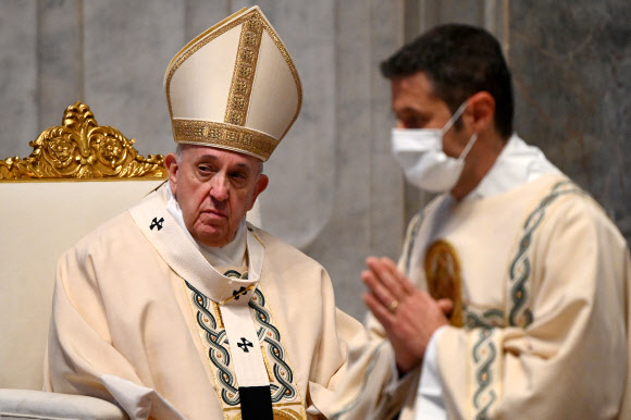 프란치스코 교황이 22일 바티칸 성베드로 성당에서 ‘세계 청년의 날’ 미사를 맞아 참석한 신도들을 응시하고 있다. 바티칸 로이터 연합뉴스