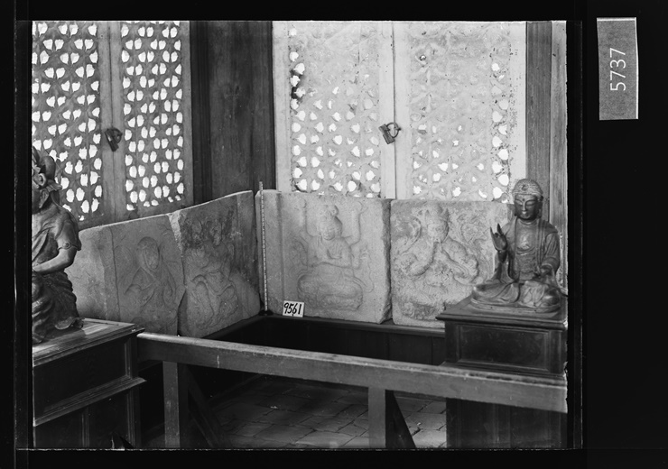 창경궁 명정전 내부에 전시된 팔부중상 조각이 있는 석탑 기단부 면석 촬영 사진. 국립고궁박물관 제공