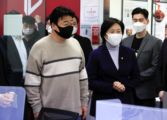 푸드테크 분야 데모데이 행사 참석한 박영선 장관-백종원 더본 대표