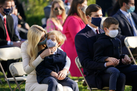 아들 테오도르 쿠슈너와 함께 앉아 있는 이방카 트럼프 대통령 보좌관이 24일(현지시간) 미국 워싱턴 백악관 로즈 가든에서 추수감사절 전통에 따라 열린 칠면조 사면식에서 도널드 트럼프 대통령을 기다리고 있다. AFP 연합뉴스