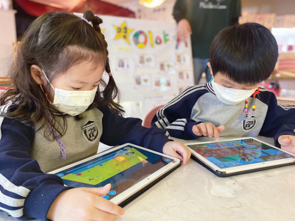 서울 동대문구에 위치한 그림유치원에서 원생들이 스마트패드를 이용해 LG유플러스의 아동 교육 콘텐츠인 ‘U+초등나라’를 이용해 보고 있는 모습. LG유플러스 제공