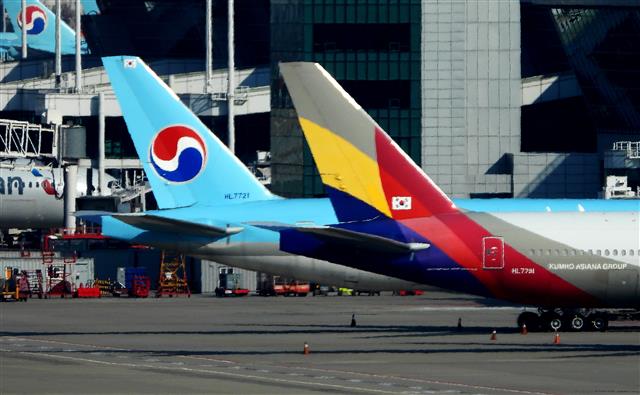 인천국제공항의 대한항공과 아시아나 항공기 모습. 2020.11.25 뉴스1