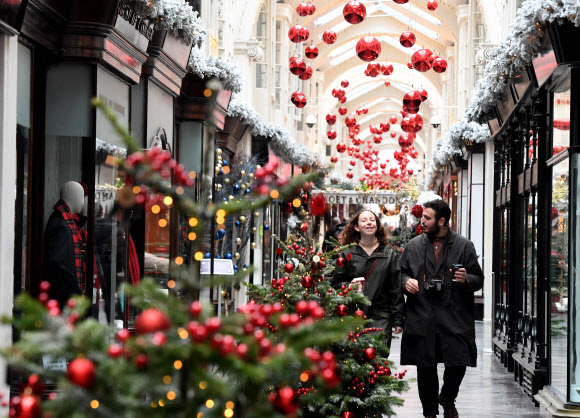 크리스마스 장식으로 꾸며진 영국 런던의 한 상가. 2020.11.26  EPA 연합뉴스