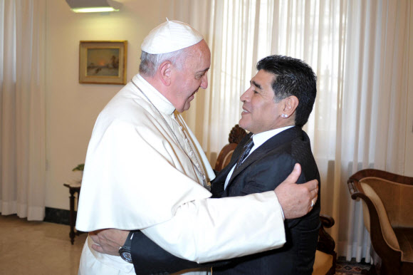 2014년 9월 프란치스코 교황이 아르헨티나 축구 영웅 디에고 마라도나를 만나 인사하고 있다.  교황청 제공