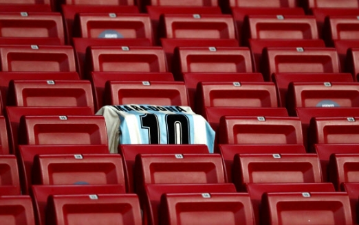 UEFA 챔피언스리그 경기서 빈 관객석에 놓인 마라도나 유니폼