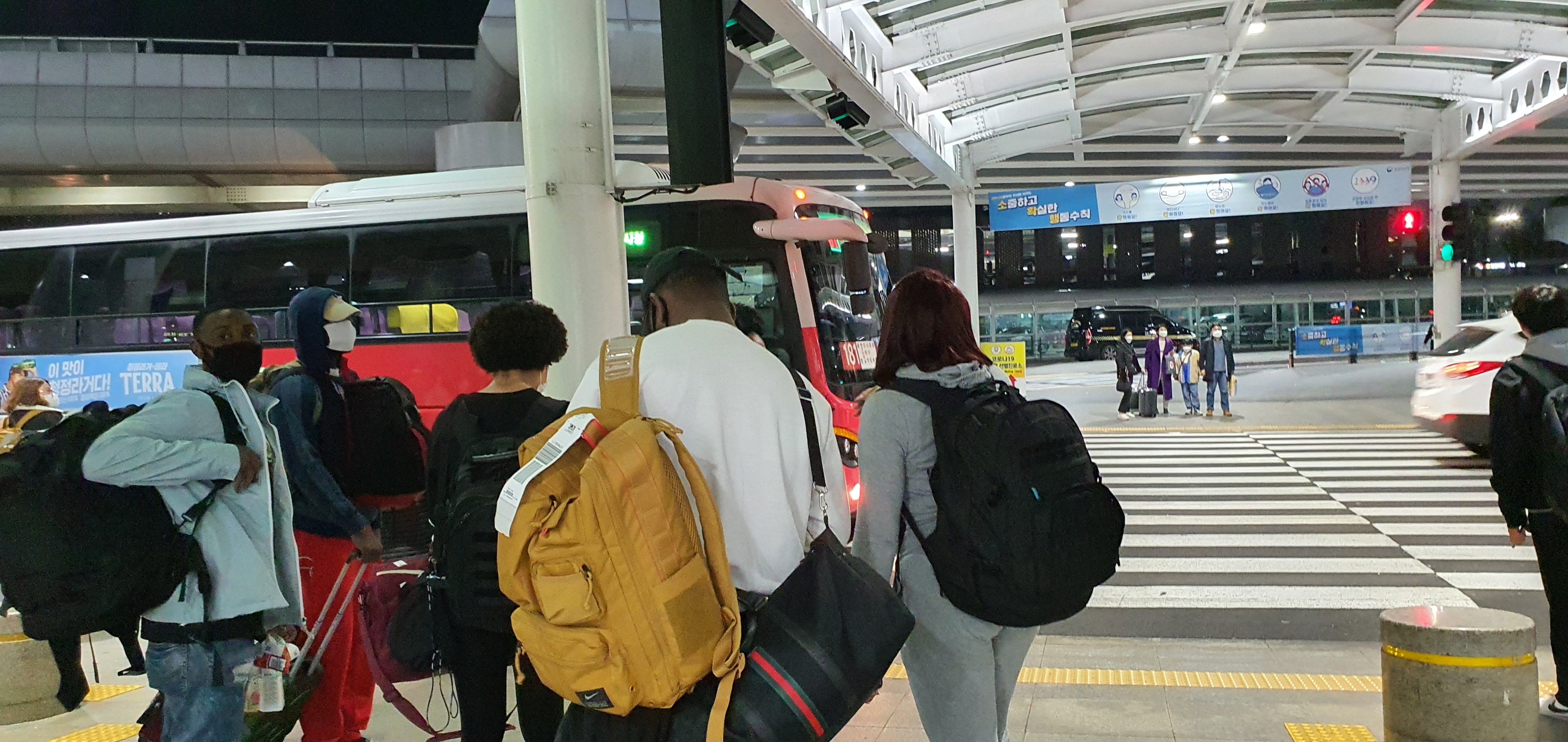 제주공항에서 여행객들이 버스를 기다리고 있다.코로나 19 확산으로 제주관광업계는 여행객이 다시 줄어들지나 않을까 촉각을 곤두세우고 있다.(서울신문 DB)