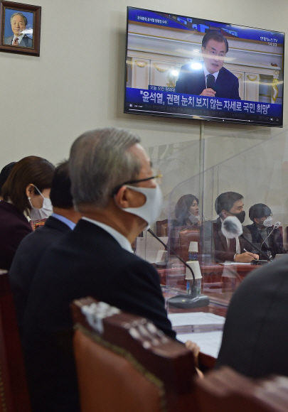 김종인 국민의힘 비대위원장이 26일 국회에서 열린 비상대책위원회의에 앞서 문재인 대통령의 윤석열 검찰총장 임명장 수여식 영상을 바라보고 있다. 2020. 11. 26 김명국 선임기자 daunso@seoul.co.kr